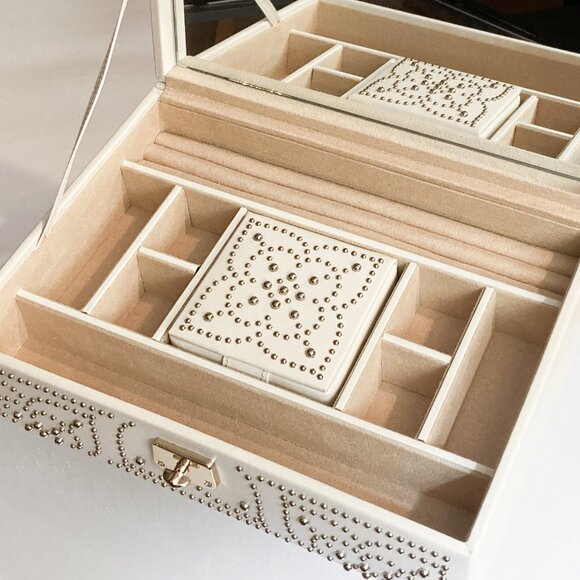 NWT! WOLF Marrakesh Flat Jewelry Box Leather Cream Studded #308353 - Picture 1 of 11